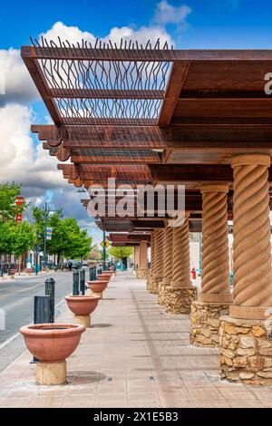 Öffentliche Sitzplätze und künstlerische Schattenbedeckung auf dem Bürgersteig entlang der Main Street in Las Cruces, NM Stockfoto