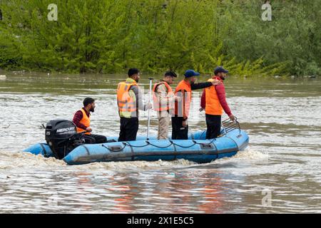 Retter der National Disaster Response Force (NDRF) führen eine Rettungs- und Suchoperation durch, nachdem ein Boot im Jhelum River gekentert ist. Mindestens sechs Menschen starben und 19 werden vermisst, nachdem das Boot im Fluss Jhelum bei Srinagar kenterte, wobei die meisten Passagiere Kinder auf dem Weg zur Schule waren. Retter und die Marine-Kommandos der Indischen Armee suchen nach Überlebenden, als Hunderte besorgt und traurig. In den letzten Tagen fielen starke Regenfälle über dem Himalaya, die zu höheren Wasserständen im Fluss führten, was die Tragödie verursachte. Stockfoto