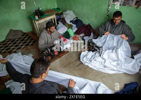 Srinagar, Indien. April 2024. Schneider nähen Sargmaterialien für Opfer, die starben, nachdem ein Boot im Jhelum River gekentert war. Mindestens sechs Menschen starben und 19 werden vermisst, nachdem das Boot im Fluss Jhelum bei Srinagar kenterte, wobei die meisten Passagiere Kinder auf dem Weg zur Schule waren. Retter und die Marine-Kommandos der Indischen Armee suchen nach Überlebenden, als Hunderte besorgt und traurig. In den letzten Tagen fielen starke Regenfälle über dem Himalaya, die zu höheren Wasserständen im Fluss führten, was die Tragödie verursachte. Quelle: SOPA Images Limited/Alamy Live News Stockfoto