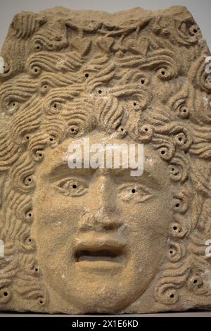 Gallo-römische Tragödie Maske zur Grabdekoration, 2. Jahrhundert n. Chr.; untergebracht im Lapidarischen Museum in Avignon, Provence-Alpes-Cote-d'Azur, Frankreich Stockfoto