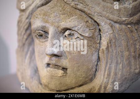 Gallo-römische weibliche Tragödie Maske für Grabmäler, 2. Jahrhundert n. Chr.; im Lapidarischen Museum in Avignon, Provence-Alpes-Cote-d'Azur, Frankreich Stockfoto