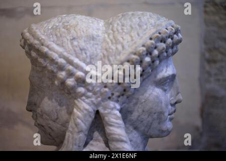 Janusköpfige Büste eines Jugendlichen aus dem Römischen Reich (genaue Herkunft unbekannt), untergebracht im Lapidarischen Museum in Avignon, Provence, Frankreich Stockfoto