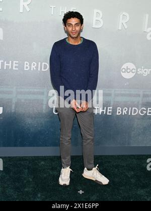 April 2024, West Hollywood, Kalifornien, USA: Karan Soni nimmt an der Premiere von Hulus „Under the Bridge“ in Los Angeles Teil (Foto: © Billy Bennight/ZUMA Press Wire) NUR ZUR REDAKTIONELLEN VERWENDUNG! Nicht für kommerzielle ZWECKE! Stockfoto