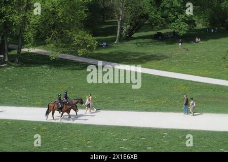 Polizeistreife hoch zu Ross im Englischen Garten in München *** Polizeipatrouille zu Pferd im Englischen Garten in München Stockfoto