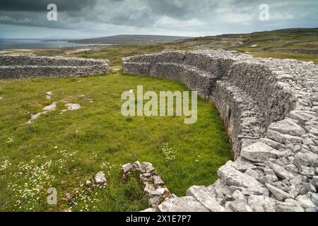 Innenmauer des Ringfestes Dun Eoghanachta auf der Insel Inishmore auf den Aran-Inseln am Wild Atlantic Way in Galway in Irland Europa Stockfoto