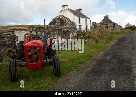 Alte Traktoren und verlassene Häuser auf der Insel Inishboffin am Wild Atlantic Way in Donegal in Irland Europa Stockfoto