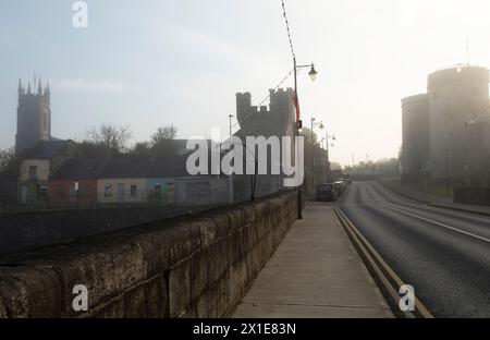 Brücke zur Kings Island und King John's Castle am Fluss Shannon in Limerick City in Irland Europa Stockfoto