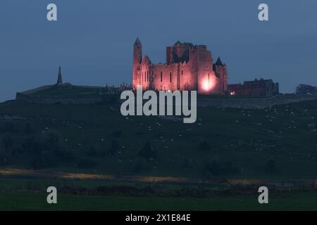 Beleuchtete Aussicht auf Rock of Cashel in County Tipperary in Irland Europa Stockfoto