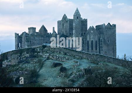 Winterfrost auf dem Felsen von Cashel im County Tipperary in Irland Europa Stockfoto