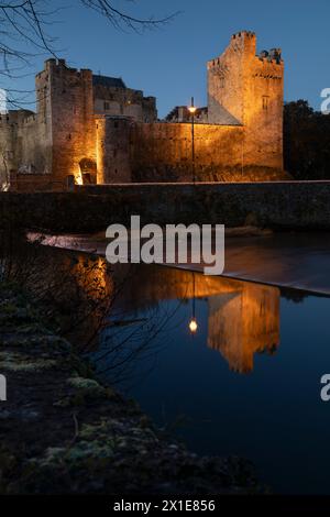 Beleuchtete Aussicht auf Cahir Castle am Fluss Suir in Cahir Stadt in Tipperary in Irland Europa Stockfoto