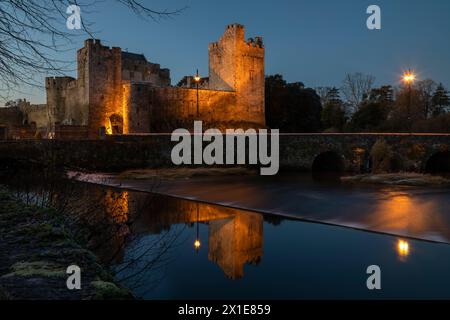 Beleuchtete Aussicht auf Cahir Castle am Fluss Suir in Cahir Stadt in Tipperary in Irland Europa Stockfoto