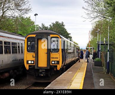 Die Rennfahrer steigen in einen Zug am Bahnhof Rufford, um zum Grand National in Aintree zu fahren. Es ist ungewöhnlich, hier in Rufford einen Zug auf beiden Bahnsteigen zu sehen Stockfoto