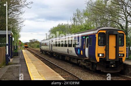 Ungewöhnlich, dass hier in Rufford ein Zug auf beiden Bahnsteigen zu sehen ist, verlässt ein Zug den Bahnhof, um auf dem Weg in Richtung Ormskirk wieder in das eingleisige Gleis einzusteigen. Stockfoto