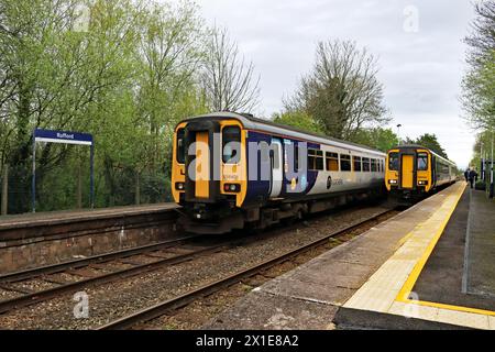 Es ist ungewöhnlich, einen Zug auf beiden Bahnhöfen hier in Rufford zu sehen, der normale Zug auf dieser Linie ist ein einzelner Zug, der von Preston nach Ormskirk fährt Stockfoto