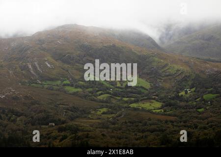 Blick auf das Tal unterhalb der Caha Berge vom Caha Pass auf der Beara Halbinsel in West Cork in Irland Europa Stockfoto