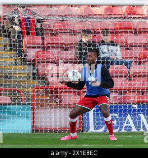 Walsall, Großbritannien. April 2024. Während des Spiels der EFL Sky Bet League 2 zwischen Walsall und Swindon Town im Poundland Bescot Stadium, Walsall, England am 16. April 2024. Foto von Stuart Leggett. Nur redaktionelle Verwendung, Lizenz für kommerzielle Nutzung erforderlich. Keine Verwendung bei Wetten, Spielen oder Publikationen eines einzelnen Clubs/einer Liga/eines Spielers. Quelle: UK Sports Pics Ltd/Alamy Live News Stockfoto