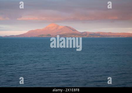 Blick auf den Croagh Patrick Mountain auf dem Festland von Clare Island in Clew Bay am Wild Atlantic Way in Mayo in Irland Europa Stockfoto