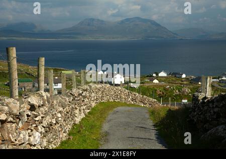 Blick auf die Berge auf dem Festland von der Insel Inishturk auf dem Wild Atlantic Way in Mayo in Irland Europa Stockfoto