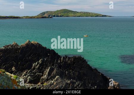 Blick auf Kajakfahrer und Cape Clear Island von Sherkin Island auf dem Wild Atlantic Way in West Cork in Irland Europa Stockfoto