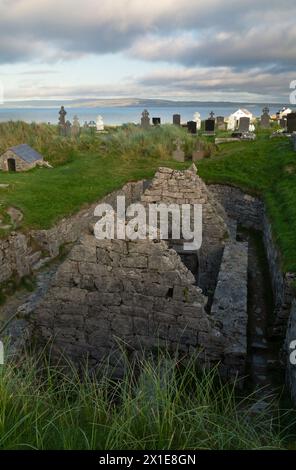 Teampall Caomhán oder St. Caomhán Kirche auf der Insel Inisheer auf den Aran-Inseln am Wild Atlantic Way in Galway in Irland Europa Stockfoto