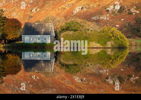 Seereflexionen der Gougane Barra Kapelle in West Cork in Irland Europa Stockfoto