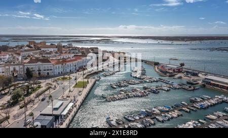 Traditionelle portugiesische Stadt Faro am Meer mit alter Architektur, gefilmt von Drohnen. Ria formosa und Docs im Hintergrund. Stockfoto