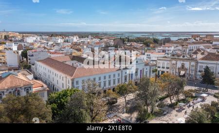 Traditionelle portugiesische Stadt Faro am Meer mit alter Architektur, gefilmt von Drohnen. Arco de Villa und largo de se. Stockfoto