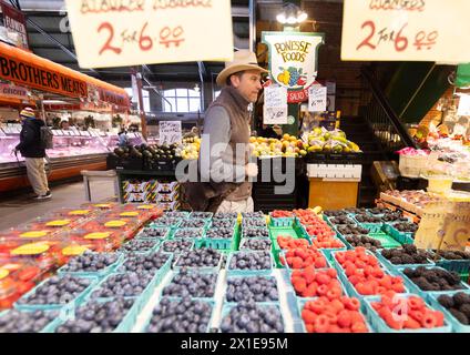 Toronto, Kanada. April 2024. Ein Mann kauft am 16. April 2024 auf einem Markt in Toronto, Kanada. Der kanadische Verbraucherpreisindex (CPI) stieg im März im Jahresvergleich um 2,9 Prozent, verglichen mit einem Anstieg von 2,8 Prozent im Februar, teilte Statistics Canada am Dienstag mit. Quelle: Zou Zheng/Xinhua/Alamy Live News Stockfoto