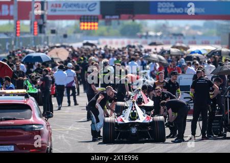 Fahrer und Techniker jedes Teams bereiten sich auf der Startaufstellung während Runde 7 der ABB Formel E Weltmeisterschaft 2024 Misano E-Prix vor. Pascal Wehrlein vom Tag Heuer Porsche Formula E Team belegt den ersten Platz, und auf dem zweiten Platz Dennis von Andretti Formula E. den dritten Platz für Nick Cassidy von Jaguar TCS Racing. Stockfoto