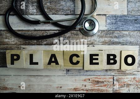 Das Konzept der Holzwürfel mit dem Wort Placebo auf hölzernem Hintergrund. Stockfoto