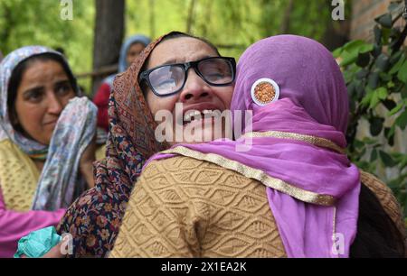 Srinagar, Indien. April 2024. Eine Frau weint, nachdem ihre Verwandten am Dienstag in einem Boot ihr Leben verloren haben, das im Jhelum River kentert. Die Behörden berichteten, dass sechs Personen, darunter vier Kinder, starben. Am 16. April 2024 in Srinagar, Indien. (Foto: Basit ZARGAR/ Credit: Eyepix Group/Alamy Live News Stockfoto