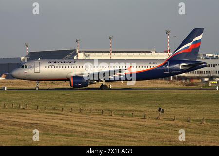 Russischer Aeroflot Airbus A320-200 mit Registrierung VP-BZS auf dem Rollweg am Flughafen Düsseldorf Stockfoto