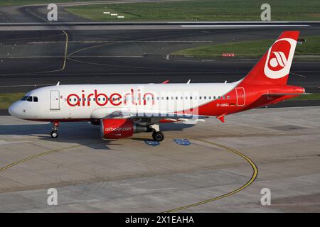 German Air Berlin Airbus A319-100 mit Kennzeichen D-ABDA am Flughafen Düsseldorf Stockfoto