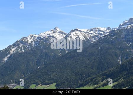 Blick aus dem wunderschönen Tal von Stubai unter dem Stubaier Gletscher mit kleinen Dörfern. Österreich Alpenregion Tirol. Stockfoto