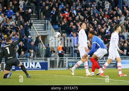 Portsmouth, Großbritannien. April 2024. Portsmouth Stürmer Kusini Yengi (19) erzielt ein TOR 1-1 und feiert am 16. April 2024 Barnsley-Torhüter Liam Roberts (1) während des SKY BET-Spiels Portsmouth FC gegen Barnsley FC EFL League 1 in Fratton Park, Portsmouth, Hampshire, England, Großbritannien. Credit: Every Second Media/Alamy Live News Stockfoto