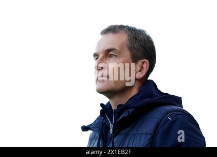 Accrington Stanley-Trainer John Doolan an der Touchline während des Spiels der Sky Bet League Two im One Call Stadium in Mansfield. Bilddatum: Dienstag, 16. April 2024. Stockfoto