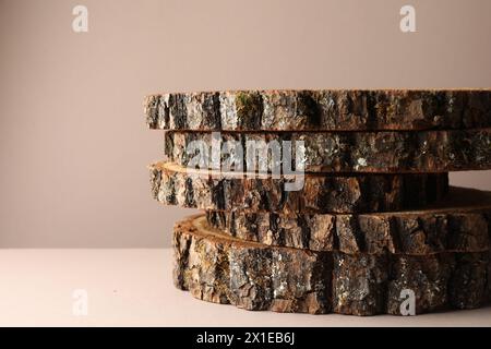 Präsentation für das Produkt. Holzstümpfe auf beigefarbenem Hintergrund Stockfoto