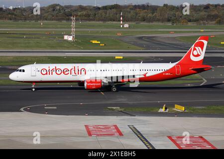 German Air Berlin Airbus A321-200 mit Kennzeichen D-ABCA auf dem Rollweg am Flughafen Düsseldorf Stockfoto