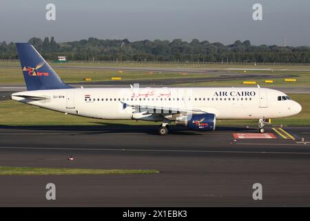 Egyptian Air Cairo Airbus A320-200 mit der Registrierung SU-BPW auf dem Rollweg am Flughafen Düsseldorf Stockfoto