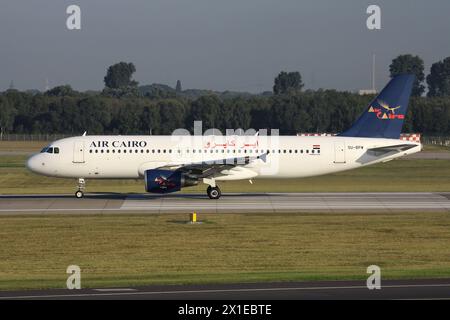 Egyptian Air Cairo Airbus A320-200 mit der Registrierung SU-BPW auf der Start- und Landebahn am Flughafen Düsseldorf Stockfoto