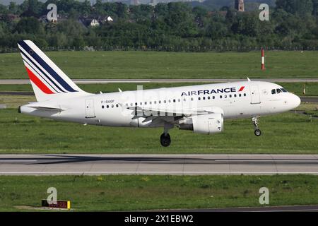 Air France Airbus A318-100 mit Registrierung F-GUGF im kurzen Finale für den Flughafen Düsseldorf Stockfoto