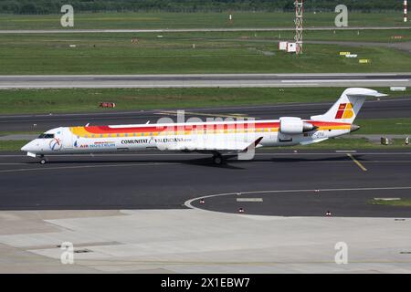 Der spanische Air Nostrum Bombardier CRJ900 mit der Registrierung EC-JTU in der regionalen Iberia Lackierung auf dem Rollweg am Flughafen Düsseldorf Stockfoto