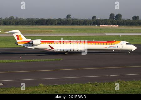 Spanischer Air Nostrum Bombardier CRJ1000 mit der Registrierung EC-LJT in der regionalen Iberia Lackierung auf dem Rollweg am Flughafen Düsseldorf Stockfoto