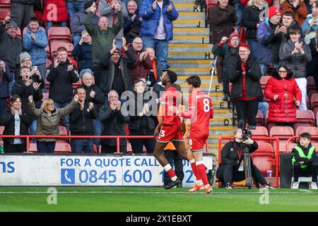 Walsall, Großbritannien. April 2024. Isaac Hutchinson gratulierte Walsall's Modou Faal während des Spiels der EFL Sky Bet League 2 zwischen Walsall und Swindon Town im Poundland Bescot Stadium in Walsall, England am 16. April 2024. Foto von Stuart Leggett. Nur redaktionelle Verwendung, Lizenz für kommerzielle Nutzung erforderlich. Keine Verwendung bei Wetten, Spielen oder Publikationen eines einzelnen Clubs/einer Liga/eines Spielers. Quelle: UK Sports Pics Ltd/Alamy Live News Stockfoto