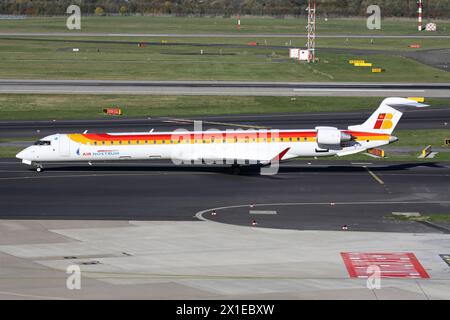 Der spanische Air Nostrum Bombardier CRJ1000 mit der Registrierung EC-LPN in der regionalen Iberia Lackierung auf dem Rollweg am Flughafen Düsseldorf Stockfoto