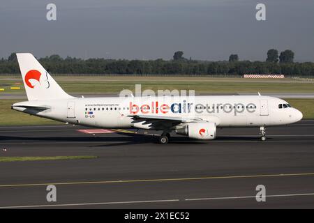 Italienischer Belle Air Europe Airbus A320-200 mit Registrierung EI-LIS auf dem Rollweg am Flughafen Düsseldorf Stockfoto