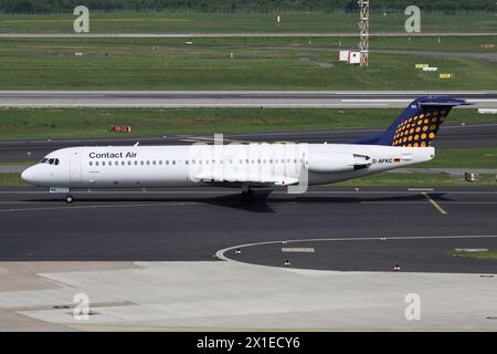 German Contact Air Fokker 100 mit Registrierung D-AFKC auf dem Rollweg am Flughafen Düsseldorf Stockfoto