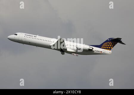 German Contact Air Fokker 100 mit der Registrierung D-AFKE Just Airborne am Flughafen Düsseldorf Stockfoto