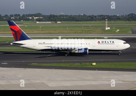 Delta Air Lines Boeing 767-300 mit der Registrierung N152DL auf dem Rollweg am Flughafen Düsseldorf Stockfoto