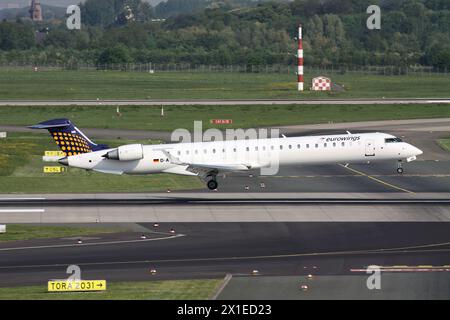 Deutscher Eurowings Bombardier CRJ900 mit Registrierung D-ACNB im kurzen Finale für den Flughafen Düsseldorf Stockfoto